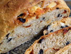 Olivenbrot mit sonnengetrockneten Tomaten