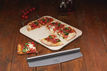 KitchenCraft Pizzastein mit rechteckigem Pizzamesser - 38 x 30 cm