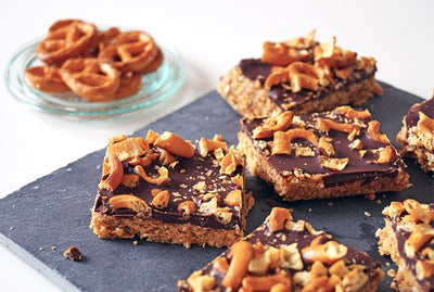 Snackriegel mit Schokolade und Erdnussbutter