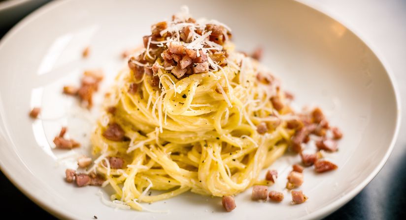 Haben Sie auch Lust auf italienische Pasta? Diese cremige Pasta Carbonara (Spaghetti alla Carbonara) hat viel Geschmack und ist zudem eine schnelle und einfache Mahlzeit. Da sie oft falsch zubereitet wird, fügen viele der Soße Kochsahne hinzu. Dies gehört jedoch nicht zum authentischen Carbonara-Gericht. 