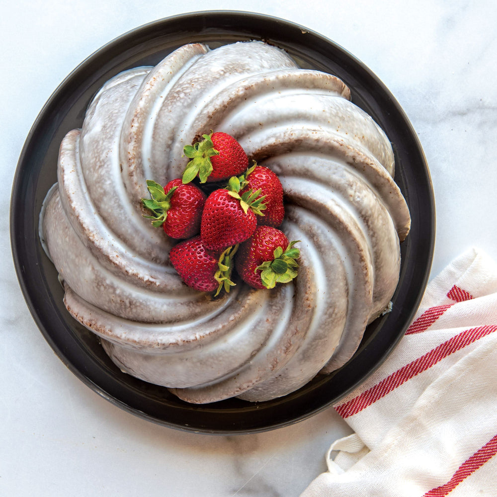 Nordic Ware Gugelhupf Backform Swirl Bundt Gold ø 24 cm / 2.4 Liter