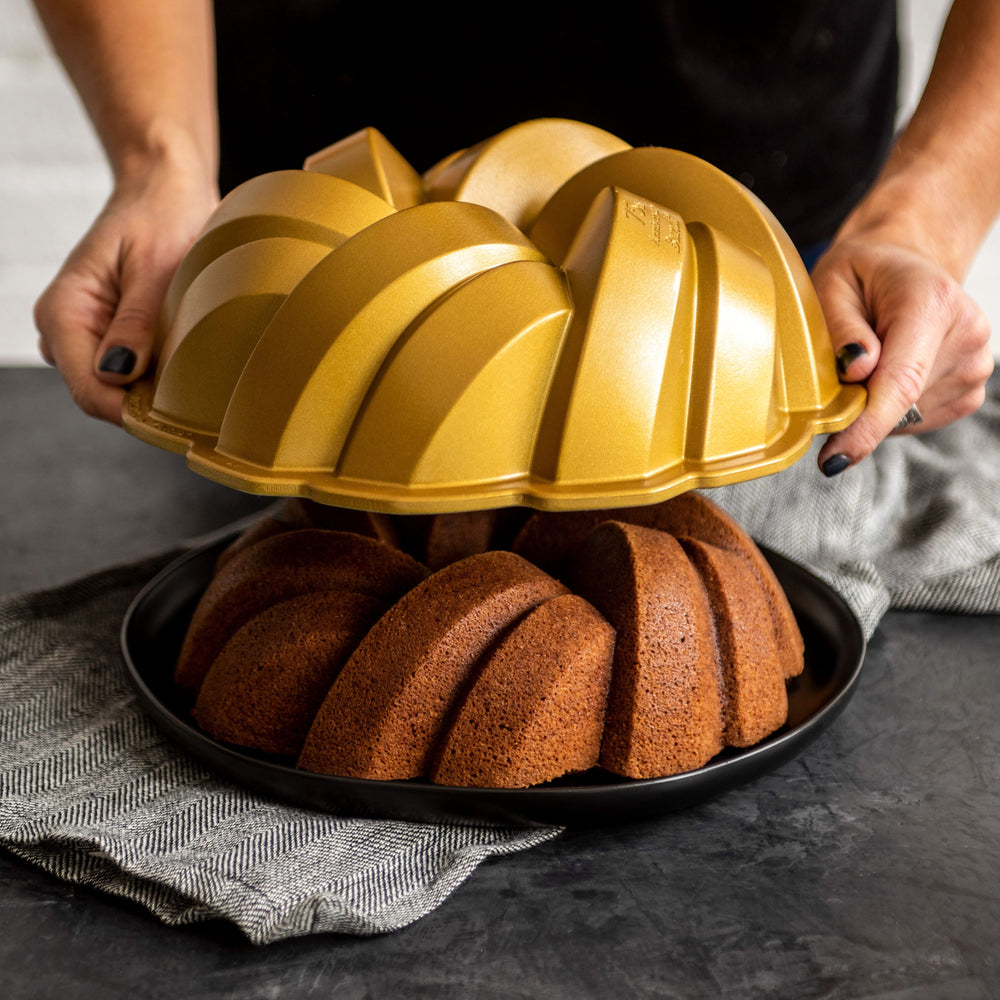 Nordic Ware Gugelhupf Backform Geflochtener Bundt Gold ø 27 cm / 3.5 Liter